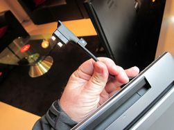 Her kan du koble til mobilen din, og ved hjelp av lapdokken blir den som en datamaskin med et helt nytt brukergrensesnitt.