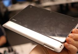 Tablet S har en klossete ladekontakt. Kontakten har ikke noe å gå inn i, men den festes i stedet utenpå brettet ved hjelp av mothaker som presses inn på sidene.