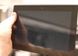 Skjermen i Tablet S tåler knapt noe, og etter bare få dager i sekken hadde den fått to kraftige riper. NB! Trykk på bildet for å se full størrelse.