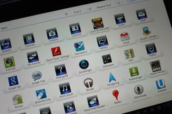 Sony har gjort sine egne tilpasninger i Android-menyene. Menyen ruller vertikalt og du kan samle apper ved hjelp av delestreker.