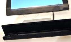 Sony har laget mye tilbehør for Tablet S, men ingenting av det følger med. Her er en ladekrybbe. Du får også kjøpt overgang til vanlig USB-inngang.