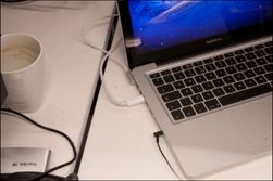 Én tilkobling til din bærbare, sjermen tar resten