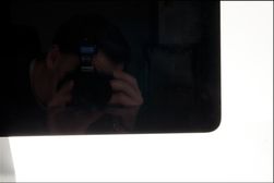 Skjermen reflekterer mye