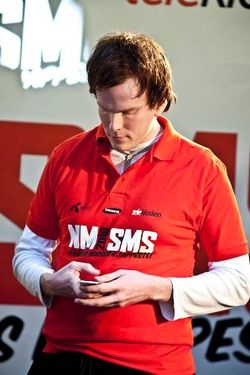 Frode Ness i aksjon under fjorårets NM. Da brukte han mobil med taster. I år avvikles konkurransen ved bruk av smartmobiler, som har berøringsskjerm. Foto: Pressebilde