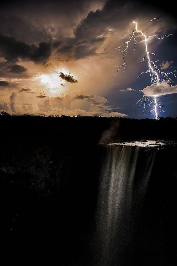 Winner - Lightning strikes at night illuminating the water falling from Keiteur Falls, the world's largest single drop waterfall in Kaieteur National Park, Guyana. Foto: James Broscombe ( BULLS ) 