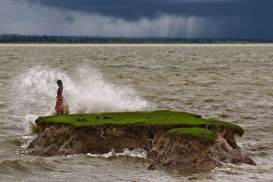 A little boy playing with the smashing river water while standing on a piece of land which had recently broken off from the bank. Foto: Shabbir Ferdous ( BULLS ) 