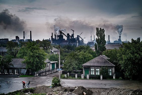 As children play in the foreground, pollution from steel and chemical plants dominates the sky in Enakievo, Ukraine. Foto: Friedman ( BULLS/EPOTY.ORG )