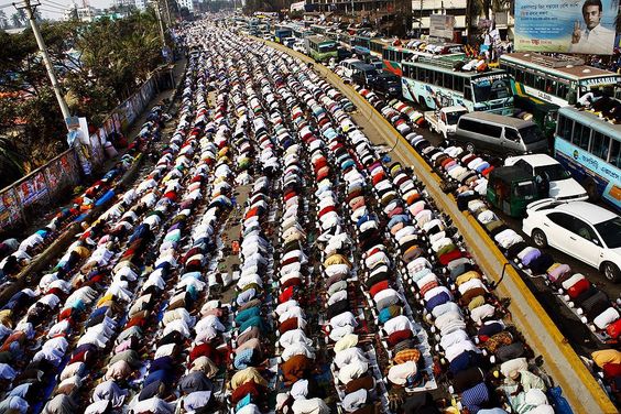 Thousands of devotees offer prayers during the Ijtema, bringing traffic to a standstill along one of the busiest roads in Tongi, Bangladesh. Foto: Gautam Basu ( BULLS/EPOTY.ORG ) 