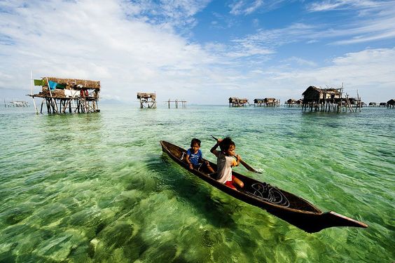Two children row a boat. Foto: Hui Yu Kim ( BULLS/EPOTY.ORG ) 