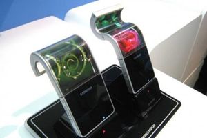 Bildet viser prototyper på mobiler med bøyelige skjermer for Samsung viste frem allerede i fjor.