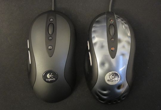 Logitech G400 til venstre, godt brukt MX518 til høyre.