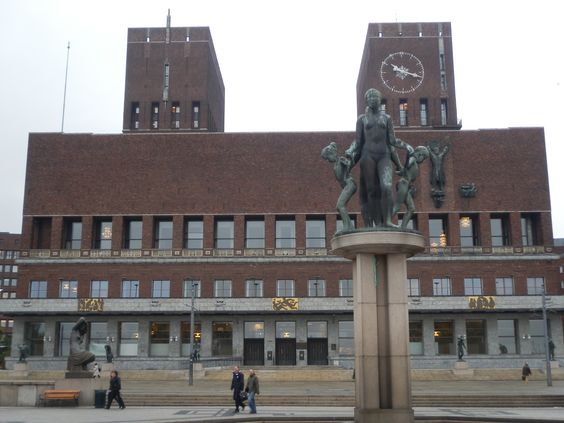 Dette utsnittet av rådhuset er brukt på alle kameraene. Bildene er tatt på forskjellige tidspunkter, så lyset og eksponeringen vil variere litt.
