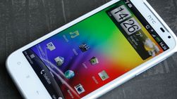 HTC Sensation XL er stor, men passer likevel i de fleste bukselommer.