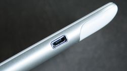 Inngangen til Micro-USB-porten sitter på siden av telefonen og er uten noen form for beskyttelse.