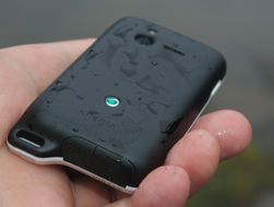 Kameraet ligger skjult dypt nede under telefonens to bakdeksler.