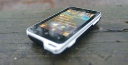 Knappene langs siden av telefonen burde vært større og enklere å bruke.