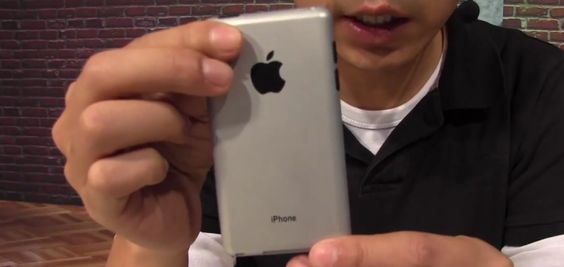 Omtrent slik så prototypen ut, ifølge Business Insiders kilde. Dette konseptet ble laget etter oppskrift fra de mange ryktene før iPhone 4S-lanseringen i høst.
