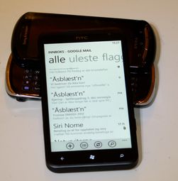 Selv om telefonen ikke har fulltastatur, er den et godt valg for de som bruker e-postfunksjonen på mobilen ofte. (Foto: Einar Eriksen)
