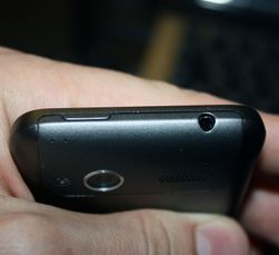 Minijack og tastelås-tasten er det eneste som er på toppen av telefonen.