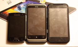 HTC Radar har en ganske normal størrelse. Her ved siden av Sony Ericsson Xperia Mini og HTC Incredible S.