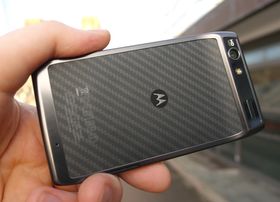 Etter å ha sluppet en rekke viktige telefoner i USA, gjorde endelig Motorola comeback i Norden, og hva passer vel bedre til en relansering enn et av selskapets mest kjente navn i ny og frisk Android-drakt? Nå har Google kjøpt selskapet, og Motorolas fremtid i Europa er uviss.