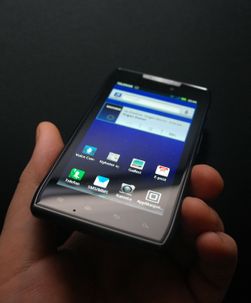 Nye Razr er ikke like rundt i kantene som andre mobiltelefoner.
