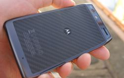 Baksiden av Razr er dekket i kevlar.