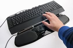 Det går dårlig å bruke et tastatur med eget håndleddshviler. I dette eksempelet en Sidewinder X4 fra Microsoft.