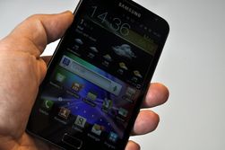 Det er vanskelig å betjene Samsung Galaxy Note med en hånd.