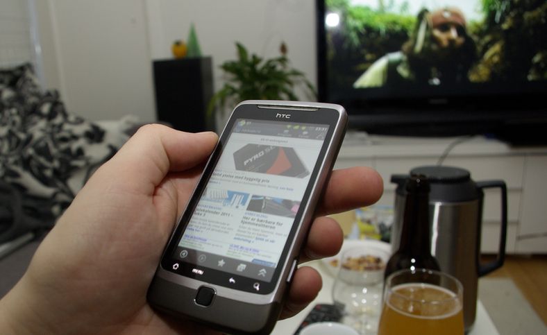 Når filmen blir kjedelig kan nettleseren på mobilen være redningen.