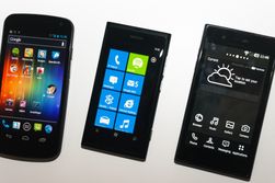 Her er Prada by LG helt til høyre, ved siden av Nokia Lumia 800 og Samsung Galaxy Nexus.
