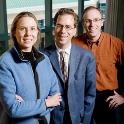 Professorene fra University of Illinois. Fra venstre: Nancy Sottos, Scott White og Jeffrey Moore. Bilde: University of Illinois/L. Brian Stauffer