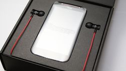 I boksen finnes i tillegg til mobiltelefonen en lader, USB-kabel og ørepluggene iBeats. Det følger også med en liten pose til oppbevaring av ørepluggene.