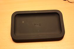 Det er ikke ofte det følger med så mye tilbehør til en mobiltelefon.