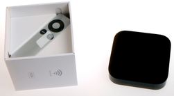 Apple vet hvordan de skal pakke inn ting. Apple TV-en kom i en lekker liten boks, med en fjernkontroll, strømkabel og en bruksanvisning tett pakket sammen i den lille papirboksen.