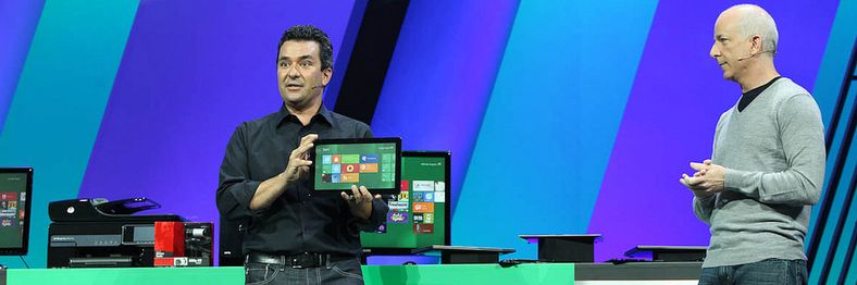 Michael Angiulo, visepresident ved Windows Planning, Hardware & PC Ecosystem, viser frem en Samsung-prototype med Windows 8 ved en tidligere anledning.