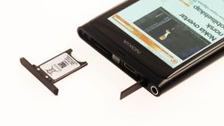 Telefonen bruker micro-SIM. Både SIM-kort og ladekontakt ligger skjult under luker på toppen av telefonen.