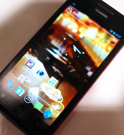 Slik ser P1S ut. Super-AMOLED-skjermen ser ut til å være på linje med noen av dagens beste modeller.