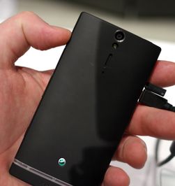 På baksiden av telefonen skjuler det seg et lynraskt kamera som skal ha god lysfølsomhet og knipser bilder med 12 megapikslers oppløsning.