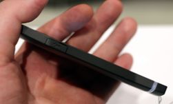 Xperia S er en slank telefon, men den er ikke blant de aller tynneste.