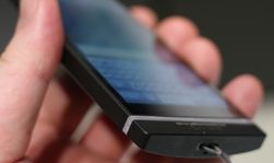 Lysbåndet nederst går rundt hele telefonen. Lyset skal være sterkt nok til å varsle om hendelser gjennom vanlige bukselommer.