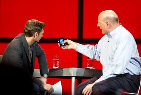 Steve Ballmer viser frem Windows Phone 7 på CES 2011.
