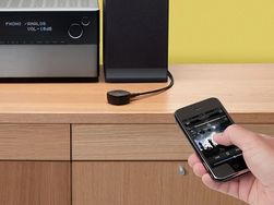 Den lille mottakeren fra Belkin kan brukes med alle nye mobiltelefoner. Du kan godt skjule den bak anlegget.