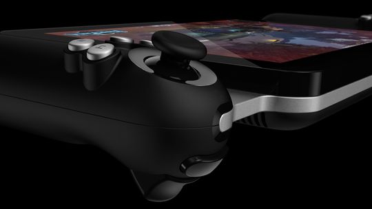 Project Fiona har en ramme i børstet aluminium. Håndkontrollerne har force feedback-støtte. (Foto: Razer)