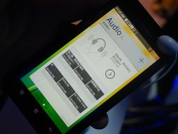 Musikk-widgeten på en av K800s hjemmeskjermer.