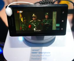 Lenovo K800 er den første Intel-baserte mobiltelefonen som er laget for salg til vanlige forbrukere.