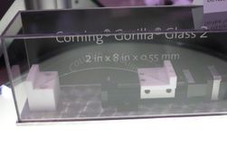 Endelig! Noe jeg faktisk lette etter. Corning Gorilla Glass 2 kan bøyes mer enn litt.