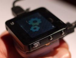 Motorola Actv har gode knapper på siden, og et berøringsfelt på fronten for å gå tilbake i menyene.