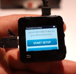 Motoactv ber i utgangspunktet om en Motorola-telefon under oppsettet, men den skal fungere også med andre telefoner. Forutsetningen er at du laster ned en app.
