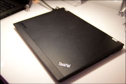 X1 Hybrid er robbust og har gummiert overflate